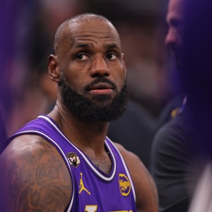 开云官方-詹姆斯：背靠背客场身体很难适应不同的床和枕头 跨时区也有影响