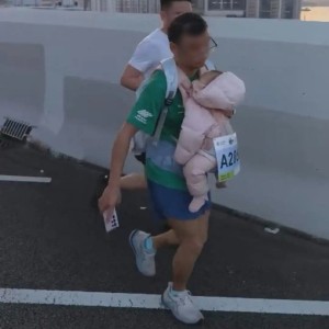 开云官方-香港马拉松男子背婴儿参赛被制止，赛事方回应违规|全马|香港特别行政区|违者|规则|手机_新浪体育_新浪新闻